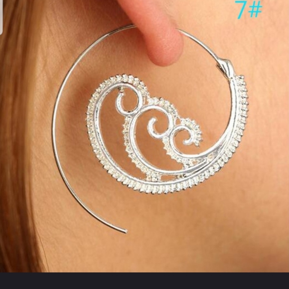 🌊🌊Beautiful SILVER Wave Hoop Earrings 🌊🌊